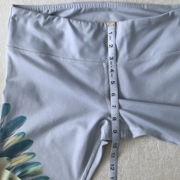 Alo Yoga Goddess Ribbed Legging Woman’s Size Large Tropical Feathers Print/Grey - Picture 10 of 13